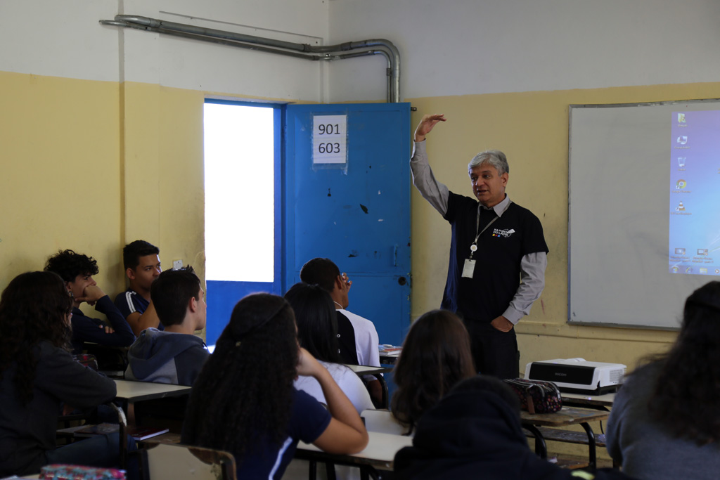 Pela, manhã a equipe visitou a escola Melo Viana (Foto: Thiago Rios Gomes)